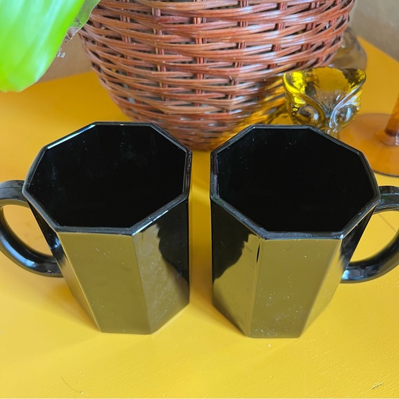 Vintage 1980s French Arcoroc Black Glass Hexagonal Set Of Two Coffee Mugs - Picture 4 of 4